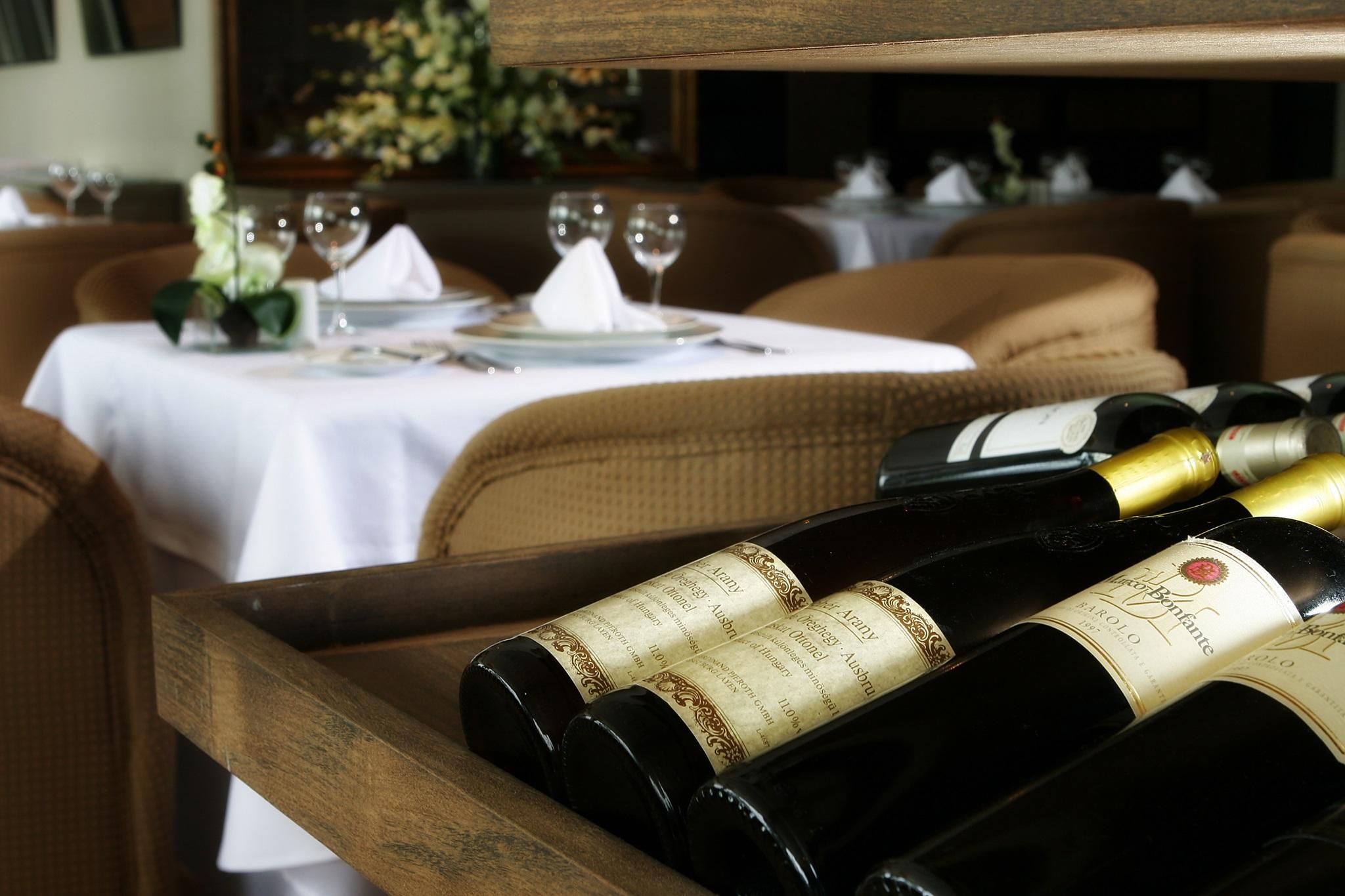 Marina Park Hotel Φορταλέζα Εξωτερικό φωτογραφία Wine bottles in a wine rack